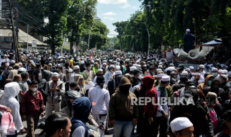 Massa aksi Reuni 212 memadati kawasan Tanah Abang, Jakarta, Kamis (2/12). Massa membubarkan diri sekitar pukul 10.00 WIB setelah berusaha melakukan aksi damai di kawasan Monumen Nasional. Berdasarkan pantauan sejumlah petugas gabungan dari TNI, Polri melakukan penjagaan ketat dibeberapa titik lokasi seperti kawasan Patung Kuda,  Jalan Thamrin, Gambir, dan kawasan Istana Merdeka serta mengimbau massa aksi untuk menghindari kerumunan pada masa pandemi Covid-19. Republika/Thoudy Badai