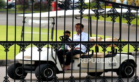 Presiden Joko Widodo bersama cucu Jan Ethes nyore di komplek Gedung Agung Yogyakarta, Ahad (27/3/2022). Berdasarkan survei SMRC tingkat kepuasan publik terhadap kinerja Jokowi tiga bulan terakhir menurun.