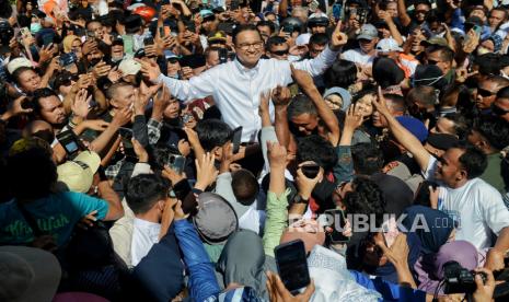 Capres nomor urut 1 Anies Baswedan menyapa pendukungnya saat melakukan kampanye akbar di Kota Ternate, Maluku Utara, Jumat (26/1/2024). Dalam kampanyenya, Anies Baswedan mengajak para pendukungnya untuk menggunakan hak suaranya dengan memilih pasangan calon presiden dan wakil presiden nomor urut 1 Anies Baswedan dan Muhaimin Iskandar pada 14 Februari mendatang serta menargetkan kemenangan di Maluku Utara pada Pilpres 2024.