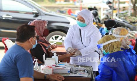 Sejumlah pengunjung menjalani test cepat (rapid test) sebelum memasuki kawasan wisata pantai Karangsong, Indramayu, Jawa Barat, Kamis (29/10/2020). Rapid test yang dilakukan petugas gabungan dari Kodim 0616 Indramayu dan Dinas Kesehatan tersebut untuk mengantisipasi penyebaran virus COVID-19 bagi wisatawan yang memanfaatkan libur panjang. 