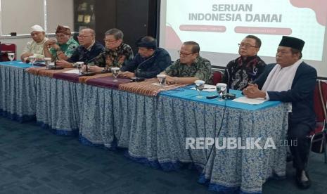 Tokoh lintas agama yang tergabung dalam Forum Peduli Indonesia Damai menyampaikan seruan terkait Pemilu 2024 di Grha Oikoumene, Salemba, Jakarta Pusat, Senin (5/2/2024). 