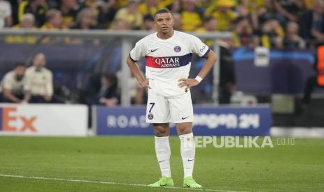 Ekspresi pemain PSG Kylian Mbappe seusai timnya dikalahkan Borussia Dortmund pada pertandingan sepak bola leg pertama semifinal Liga Champions di stadion Signal-Iduna Park, Dortmund, Jerman, Kamis (2/5/2024) WIB. Dortmund berhasil mengalahkan PSG dengan skor 1-0. Gol kemenangan Dortmund dicetak Niclas Fullkrug di menit ke-36.