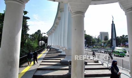 Sejumlah warga berjalan disamping Tepas Lawang Salapan, Kota Bogor, Jawa Barat, Sabtu (17/10/2020). Pemerintah Kota Bogor kembali membuka pedestrian di seputaran Istana Kepresidenan dan Kebun Raya Bogor untuk warga berolahraga dan beraktivitas dengan tetap menerapkan protokol kesehatan ketat pencegahan penyebaran COVID-19 di masa perpanjangan Pembatasan Sosial Berbasis Mikro dan Komunitas (PSBMK). 