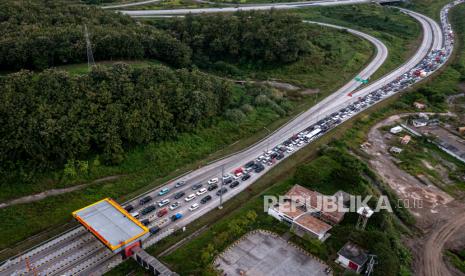 Tol Semarang-Solo dari arah Jakarta yang masuk melalui Banyumanik padat.