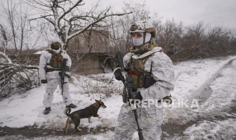 Prajurit Ukraina memberikan keamanan area selama kunjungan Jenderal Oleksandr Pavliuk, komandan Operasi Pasukan Gabungan, ke posisi garis depan di luar Avdiivka, wilayah Donetsk, Ukraina timur, Rabu, 9 Februari 2022.