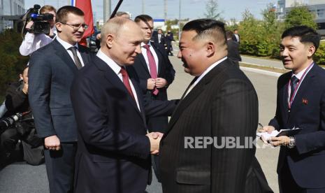 Presiden Rusia Vladimir Putin (kiri) dan pemimpin Korea Utara Kim Jong Un berjabat tangan selama pertemuan mereka di kosmodrom Vostochny di luar kota Tsiolkovsky, Rusia, pada hari Rabu, 13 September 2023.