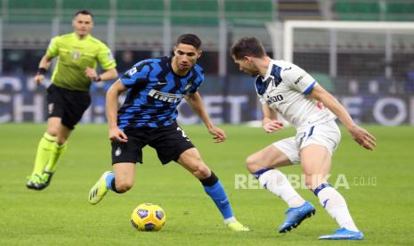  Achraf Hakimi (kiri) dari Inter beraksi melawan Remo Freuler (kanan) dari Atalanta pada pertandingan sepak bola Serie A Italia antara Inter Milan dan Atalanta Bergamo di stadion Giuseppe Meazza di Milan, Italia, 08 Maret 2021.