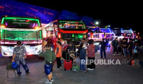 Sejumlah pemudik yang menggunakan bus antarkota antarprovinsi (AKAP) menunggu keberangkatan di Terminal tipe A Batoh, Banda Aceh, Aceh, Jumat (29/4/2022). Pada puncak arus mudik Lebaran 2022, ratusan pemudik yang didominasi mahasiswa dan pekerja memadati terminal untuk berangkat menggunakan bus dengan tujuan berbagai provinsi di Pulau Sumatera dan Jawa. 