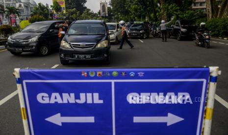 Petugas Dishub mengatur lalu lintas saat pemberlakuan aturan ganjil genap di Jalan Pajajaran, Kota Bogor, Jawa Barat, Ahad (20/6). Pemerintah Kota Bogor kembali memberlakukan aturan ganjil genap untuk kendaraan roda dua dan empat pada setiap akhir pekan untuk mengurangi mobilitas warga sekaligus mengendalikan lonjakan kasus positif Covid-19 di Kota Bogor. Republika/Putra M. Akbar