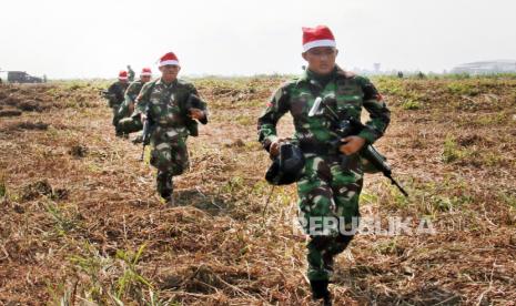 Prajurit TNI berlari seusai melakukan terjun statis di Timika, Papua.