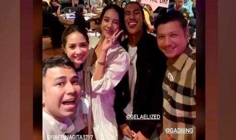 Foto Raffi Ahmad usai divaksin Sinovac bersama para rekan selebritis