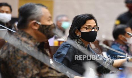 Menteri Keuangan Sri Mulyani Indrawati (kanan).