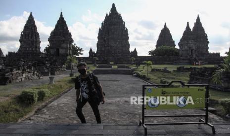 Pengunjung mengikuti simulasi penerapan standar operasional prosedur (SOP) era normal baru di kawasan Taman Wisata Candi (TWC) Prambanan, Sleman, DI Yogyakarta, Kamis (11/6/2020). Pihak TWC Prambanan dan Ratu Boko melakukan persiapan pelayanan, fasilitas dan standar protokol kesehatan pencegahan penularan COVID-19 secara ketat yang mengacu pada prinsip utama yaitu sehat, bersih dan aman