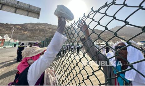 Petugas Penyelenggara Ibadah Haji (PPIH) Arab Saudi 1444 H terus melakukan upaya preventif untuk mengantisipasi jamaah haji yang melempar jumrah di jamarat tidak kelelahan.Di depan Kantor Misi Haji Indonesia di Mina, PPIH Arab Saudi secara konsisten membagikan kurma, air mineral, dan oralit.