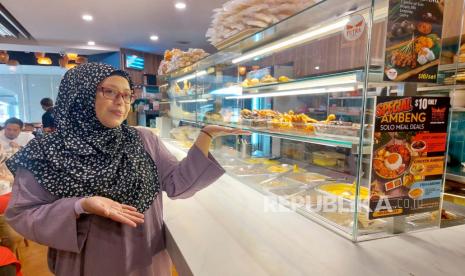 Manajer Restoran Masakan Padang Putra Minang di Bencoolen Street, Singapura, Dina usai berbincang dengan Tim Republika.