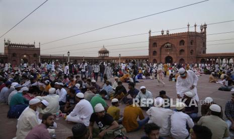  File- Muslim India di Masjid Jama di New Delhi, India, 3 April 2021. Pemerintah India melarang penyebaran dokumenter BBC yang mengungkap peran Perdana Menteri India Narendra Modi kerusuhan anti-muslim pada 2002 silam.