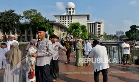 Jamaah berfoto di area Masjid Istiqlal usai melaksanakan shalat Idul Fitri di Jakarta, Sabtu (22/4/2023). Masjid Istiqlal kembali menggelar shalat Idul Fitri setelah direvitalisasi. Sejumlah jamaah memadati seluruh area masjid mulai dari lantai satu hingga lantai lima dan di selasar masjid. Menurut Imam Besar Masjid Istiqlal Nasaruddin Umar, menyiapkan sebanyak 250.000 jamaah untuk pelaksanaan shalat Idul Fitiri tahun ini.