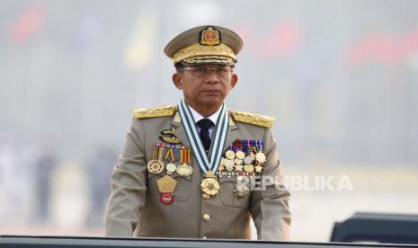 Panglima Tertinggi Myanmar Jenderal Min Aung Hlaing memimpin parade tentara pada Hari Angkatan Bersenjata di Naypyitaw, Myanmar, Sabtu, 27 Maret 2021. Tentara Myanmar menyerang, memperkosa dan membunuh sedikitnya 17 orang di dua desa. .