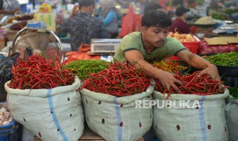 Pedagang menata cabai merah saat berjualan di pasar terpadu. Harga komoditas cabai perlahan melonjak salah satu faktornya karena tingginya curah hujan yang berdampak pada penurunan produksi.