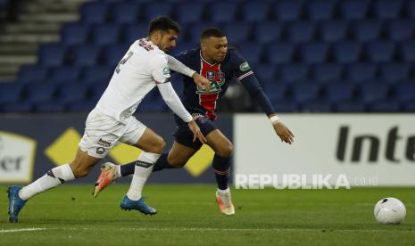  Kylian Mbappe (kanan) dari Paris Saint Germain dan Zeki Celik dari Lille OSC beraksi selama pertandingan sepak bola Coupe de France (Piala Prancis) antara Paris Saint Germain dan Lille OSC di Paris, Prancis, beberapa waktu lalu..