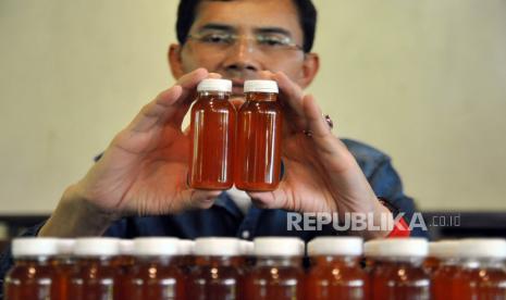 Peneliti Hadi Pranoto menunjukkan ramuan herbal untuk antibodi mencegah COVID-19, di Kota Bogor, Jawa Barat, Senin (3/8/2020). Berdasarkan hasil penelitiannya,  ramuan dari bahan-bahan herbal alami Indonesia tersebut dipercaya mampu meningkatkan antibodi dalam mencegah penyebaran COVID-19 dan direncanakan akan diproduksi massal gratis. ANTARA FOTO/Arif Firmansyah/hp.