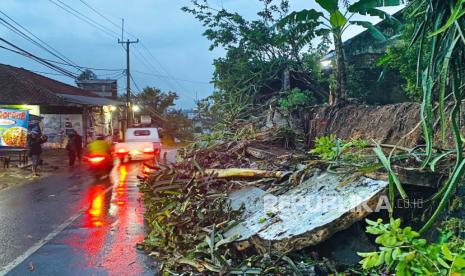 Longsor di sisi Jalan Raya Cihideung atau jalur alternatif Bogor-Sukabumi, Kecamatan Cijeruk, Kabupaten Bogor, Jumat (24/11/2023). 