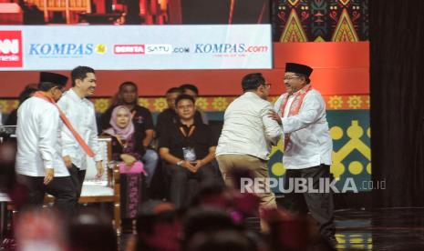 Tiga pasangan calon gubernur dan wakil gubernur DKI Jakarta nomor urut 1, 2 dan 3 yakni Dharma Pongrekun dan Kun Wardana, Ridwan Kamil dan Suswono serta Pramono Anung dan Rano Karno saat mengikuti sesi debat kedua Pemilihan Gubernur DKI Jakarta, di Beach City International Stadium (BCIS), Ancol, Jakarta Utara, Ahad (26/10/2024). Debat kedua ini mengusung tema ekonomi kesejahteraan sosial dengan enam sub tema yang meliputi infrastruktur integrasi dan pelayanan dasar prima, pendidikan dan kesehatan, penanganan ketimpangan sosial, pembangunan ekonomi digital dan UMKM, pariwisata dan ekonomi kreatif serta inflasi bahan pangan.