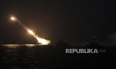 KRI TNI AL melakukan latihan tempur anti udara di perairan Natuna, Kepulauan Riau, Kamis (8/4/2021).  TNI Angkatan Laut (AL) melaksanakan latihan operasi laut gabungan untuk menguji kesiapsiagaan peralatan tempur atau Alutsista di lapangan. 