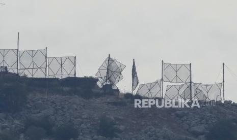 Pagar perbatasan keamanan militer Israel terlihat rusak setelah serangan roket Hizbullah, di bukit yang diduduki desa Kfar Chouba, Lebanon tenggara, Ahad, (8/10/2023).