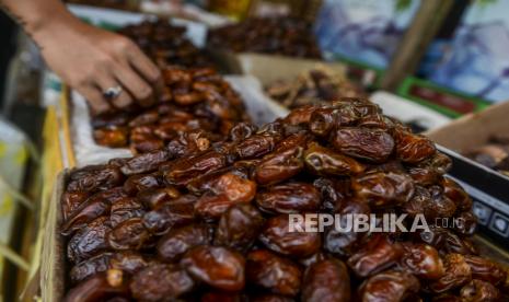 Madu, Kurma, dan Habbatussauda untuk Kekebalan Tubuh. Foto: Warga saat akan membeli kurma yang dijual di kawasan Tanah Abang, Jakarta, Ahad (3/5).  