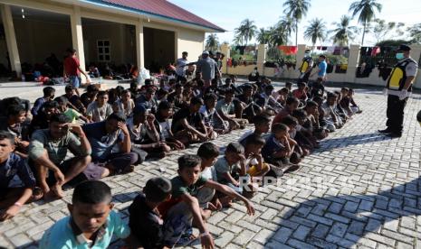 Pengungsi etnis Rohingya berbaris sebelum mendapatkan sarapan pagi di tempat pengungsian sementara yang disediakan oleh Pemerintah Daerah di Ladong, Aceh Besar, Senin (9/1/2023).