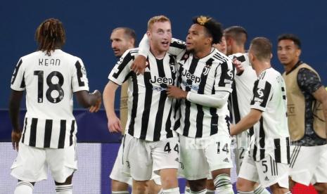 Dejan Kulusevski (tengah) dari Juventus merayakan gol dengan rekan setimnya pada pertandingan sepak bola Grup H Liga Champions UEFA antara Zenit St. Petersburg dan Juventus di arena Gazprom di St. Petersburg, Rusia, 20 Oktober 2021.