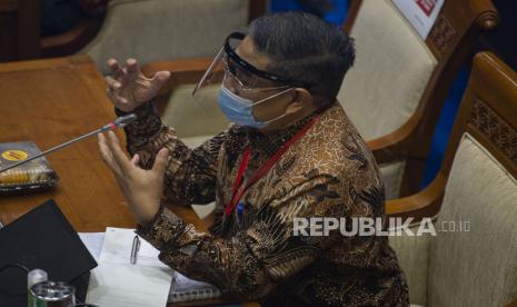 Pengendalian mobilitas. Pakar mikrobiologi Universitas Indonesia (UI) Prof dr Amin Soebandrio, PhD mengatakan, pemerintah perlu memantau pergerakan masyarakat terutama menjelang Ramadhan dan Lebaran. 