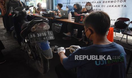 Petugas melakukan uji emisi dari kendaraan milik warga di kantor Dinas Lingkungan Hidup Provinsi DKI Jakarta, Kamis, (28/10/2021). Pemprov DKI Jakarta bersama Polda Metro Jaya akan memberlakukan sanksi tilang bagi kendaraan mobil dan motor yang tidak lulus uji emisi pada 13 November 2021 mendatang. 