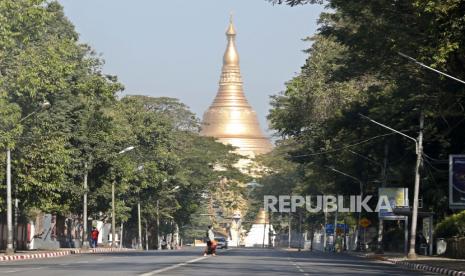  Seorang wanita menyeberang di jalan kosong menuju pagoda Shwedagon di Yangon, Myanmar.  Militer Myanmar dan lawan-lawannya saling tuding atas ledakan bom di Yangon. Ilustrasi.