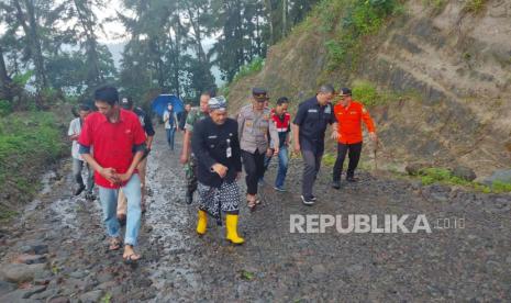 Bupati Semarang, H Ngesti Nugraha (berpakaian khas daerah) dan unsur pimpinan serta Komisi C DPRD Kabupaten Semarang meninjau titik lokasi pembangunan jalan di kawasan Jateng valley, di lingkungan Dusun Kaligawe, Kelurahan Susukan, Kecamatan Ungaran Timur, Kabupaten Semarang, Jawa Tengah, Rabu (15/2).