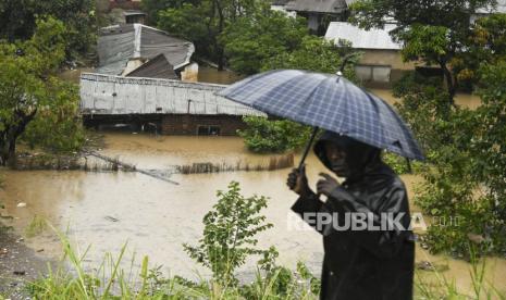 Seorang pria melewati rumah-rumah yang terendam banjir di Kenya (ilustrasi).