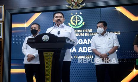 Refleksi Akhir Tahun, Jaksa Agung Puji Erick Thohir Dukung Ungkap Kasus Asabri-Jiwasraya.  Foto: Jaksa Agung (tengah)