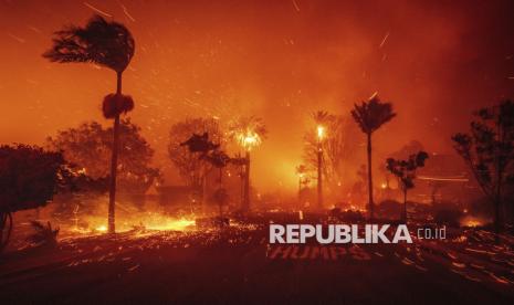 Kebakaran besar melanda kawasan Pacific Palisades, Los Angeles, California, Selasa (7/1/2025) waktu setempat. Kebakaran hutan yang dipicu oleh angin kencang melanda lereng bukit Los Angeles, menghanguskan sedikitnya 770 hektare lahan termasuk permukiman warga. Kebakaran terus meluas akibat hembusan angin kencang. Evakuasi sedang dilakukan karena potensi ancaman terhadap nyawa dan harta benda. Sebanyak 30.000 orang dievakuasi akibat kebakaran tersebut yang saat ini terus meluas.