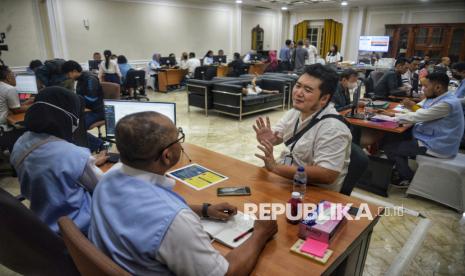 Petugas menerima laporan warga di Istana Wakil Presiden RI, Jakarta, Senin (11//11/2024). Wakil Presiden Gibran Rakabuming Raka meluncurkan program bernama Lapor Mas Wapres. Lewat program itu warga bisa menyampaikan keluhan, seran atau gagasan langsung. Layanan laporan di Istana Wakil Presiden itu dibuka pada senin hingga jumat mulai dari pukul 08.00 hingga 14.00 WIB. Selain itu, Wapres juga menfasilitasi laporan via WhatsApp di nomor 081117042207 sebagai alternatif laporan.