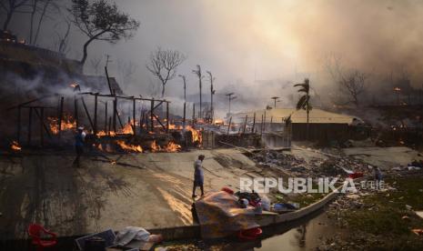 Pengungsi Rohingya berusaha memadamkan kebakaran besar di kamp Balukhali mereka di Ukhiya di distrik Cox