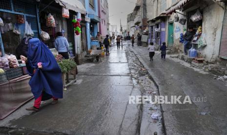 Orang-orang berbelanja di jalan pasar, di Kabul, Afghanistan, Selasa, 8 Februari 2022. Utusan Khusus PBB Deborah Lyons melakukan pertemuan dengan Menteri Luar Negeri Taliban Amir Khan Mutaqqi.