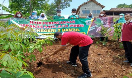 MTsN 3 Bantul Tanam Alpukat di Watu Goyang