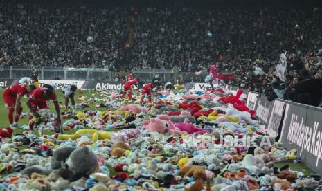  Fans melempar mainan ke lapangan pada pertandingan sepak bola Liga Super Turki antara Besiktas dan Antalyaspor di stadion Vodafone di Istanbul, Turki, Ahad (26/22023). Selama pertandingan, suporter melemparkan sejumlah besar boneka untuk disumbangkan. ke anak-anak yang terkena dampak gempa kuat pada 6 Februari di tenggara Turki. Penggemar sepak bola di Serbia juga melempar mainan ke lapangan untuk anak-anak yang selamat dari gempa Turki yang terjadi pada 6 Februari 2023 lalu.