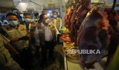 Kepala Dinas Perindustrian dan Perdagangan (Disperindag) Jawa Timur Drajat Irawan (kanan) bersama tim Satgas Pangan Jatim mendatangi salah satu stan penjual daging saat melakukan sidak,  di Pasar Tambahrejo, Surabaya, Jawa Timur, Kamis (17/12/2020). Sidak tersebut bertujuan untuk mengecek ketersediaan dan harga pangan menjelang perayaan Natal dan Tahun Baru 2021. 