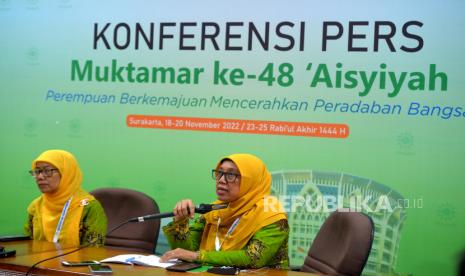 Wakil Ketua Panitia Aisyiyah, Salmah Orbayyinah (kiri) bersama Steering Commite Muktamar Aisyiyah, Tri Hastuti Nur Rochimah menyampaikan konferensi pers usai Tanwir Aisyiyah di FEB UMS, Sukoharjo, Jawa Tengah, Jumat (18/11/2022). Pada konferensi pers ini mereka menyampaikan cara pemilihan anggota PP Aisyiyah dengan cara e voting sebelum dibawa ke Muktamar Aisyiyah.