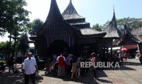 Suasana pengunjung saat liburan di Anjungan Sumatera Barat di Taman Mini Indonesia Indah, Jakarta, Senin (18/6).