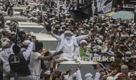 Imam Besar Front Pembela Islam (FPI) Habib Rizieq Shihab menyapa massa saat tiba di kawasan Petamburan, Jakarta, Selasa (10/11). Habib Rizieq Shihab kembali ke tanah air setelah berada di Arab Saudi selama tiga setengah tahun. Republika/Putra M. akbar