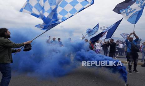 Para tifosi Napoli berselebrasi jelang Udinese Vs Napoli. Napoli menuju scudetto pertama dalam 33 tahun. 