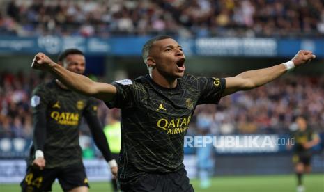 Striker Paris Saint-Germain (PSG) Kylian Mbappe menolak tawaran dari klub Arab Saudi, Al Hilal.